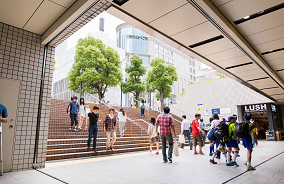 横浜駅東口地上階段を上り